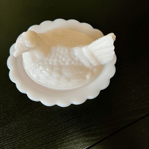 Mosser Glass Crown Tuscan Pink Covered Chicken / Hen Dish on a Wide Rim Base. - Picture 4 of 5